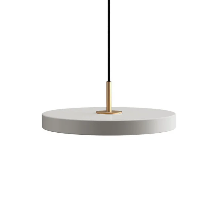 Die Asteria Mini LED-Pendelleuchte von Umage, Messing / nuance mist