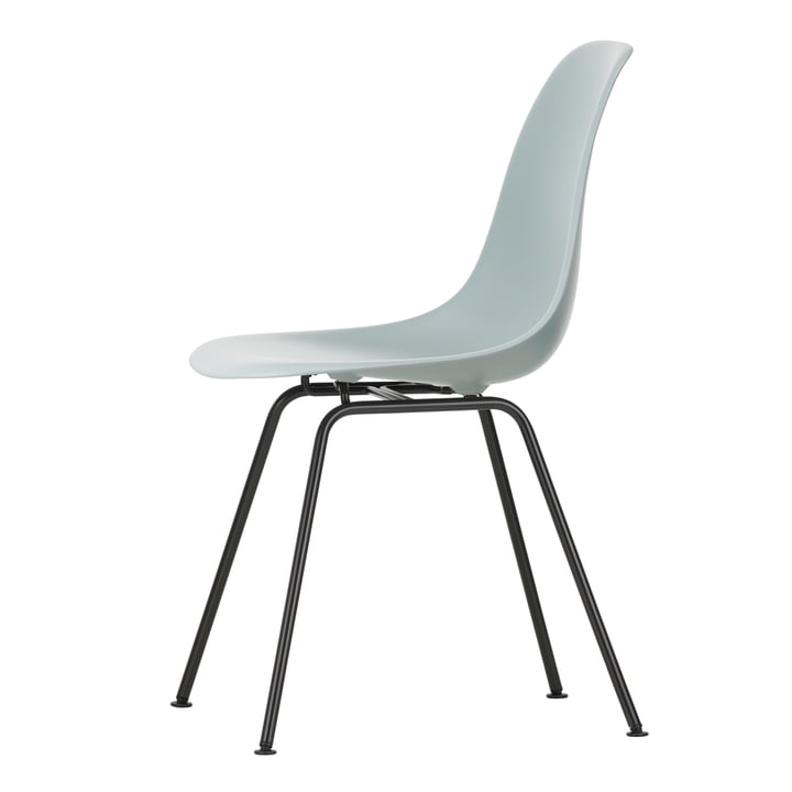 Eames Plastic Side Chair DSX von Vitra in der Auwsführung hellgrau / basic dark