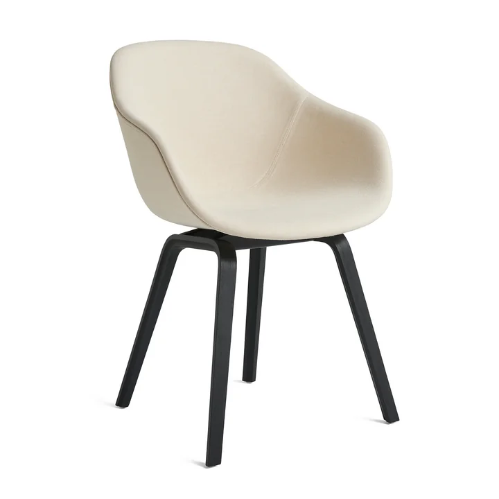 About A Chair AAC 223, Eiche schwarz lackiert / Metaphor 029 von HAY