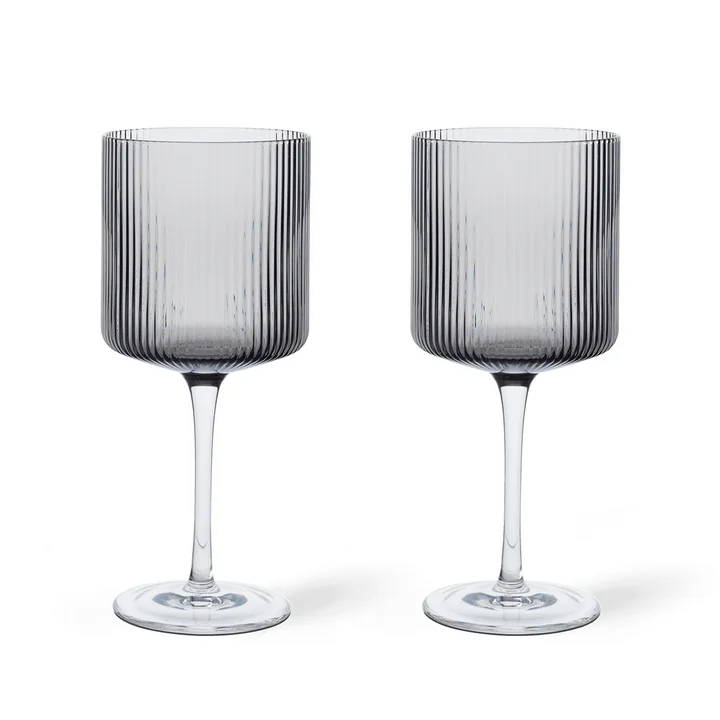 Ferm Living - Ripple Rotweinglas, smoked grey (2er-Set)