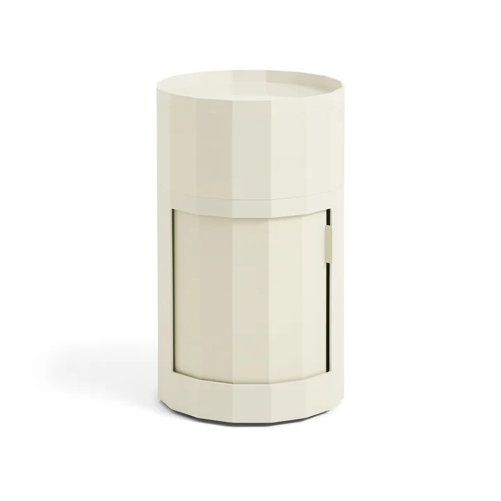 Facet Cabinet mit Füßen und Rollen, hoch, eggshell von HAY