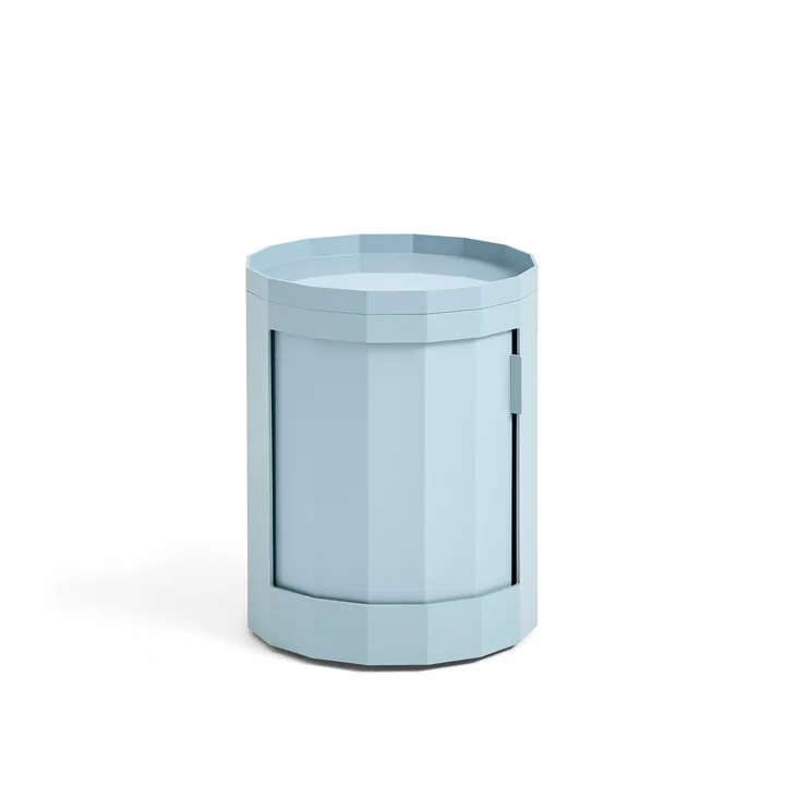 Facet Cabinet mit Füßen und Rollen, niedrig, misty blue von HAY