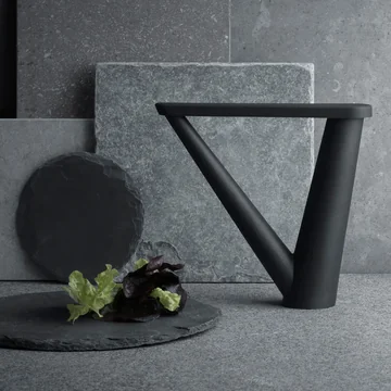 Der Aldo Bakker Ölspender von Georg Jensen ist in mattschwarzem Gussstahl ein skulpturales Highlight in Ihrer Küche.