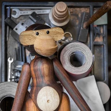 Der Kay Bojesen Affe hat verschiedene Holztöne und Maserungen