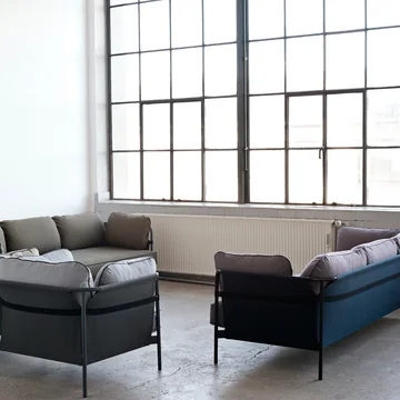 Can Sofa, 3-Sitzer und Sessel Gruppe von HAY zu einer Sitzecke arrangiert