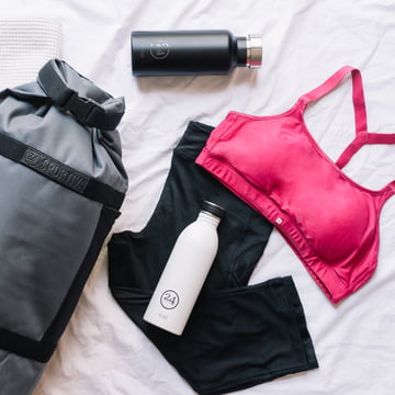 Die Thermo-Bottle mit einem Fassungsvermögen von 0.5 Litern in weiß und schwarz der Serie "Be urban be green" von 24Bottles