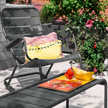 Luxembourg Kollektion von Fermob auf sonniger Terasse