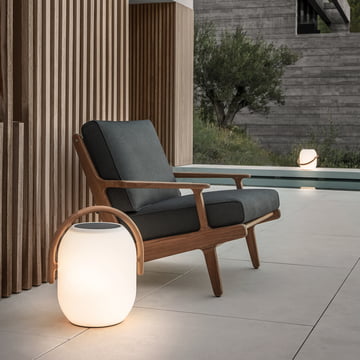 Der Gloster - Bay Lounge Chair mit Cocoon Solarleuchte.