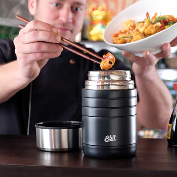 Der Esbit - Majoris Thermobehälter, 0.8 l in schwarz mit Essen befüllt