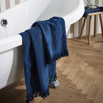Pearl Handtuch und Badetuch in blau von Juna über der Badewanne