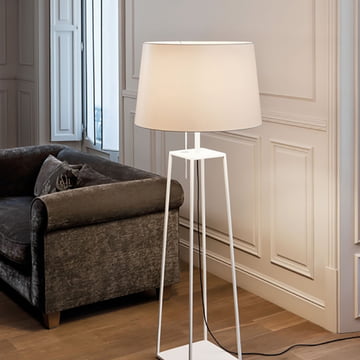 Tiffany 1 Stehleuchte von Carpyen in weiß im Wohnzimmer