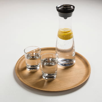 Tablett Ø 35 cm von Conmoto in Eiche mit Karaffe und Gläsern