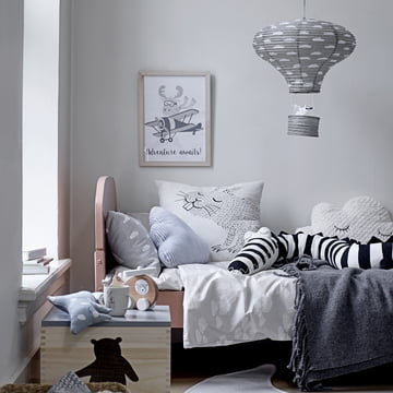 Krokodil Kuscheltier von Bloomingville, Ø 13 x L 190 cm in schwarz / weiß auf dem Bett