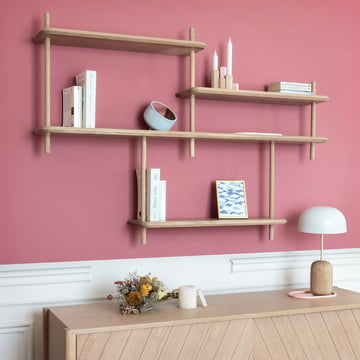 Jeanne Wandregal von Hartô in Eiche natur mit Dekoration