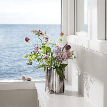 Frequency Vase, Edelstahl poliert von Georg Jensen auf der Fensterbank