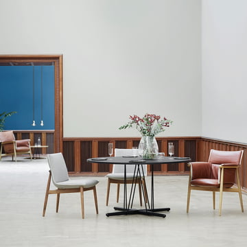E020 Embrace Tisch und E004 Embrace von Carl Hansen