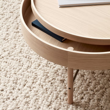 Gravel Teppich in ivory mit Turning Table Eiche von Menu