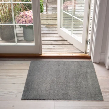 Die Unicolor Fußmatte von tica copenhagen vor der Terrassentür