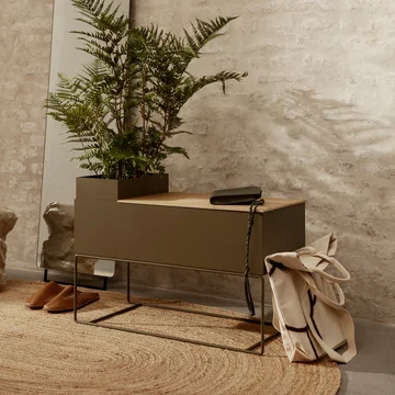 Die große Plant Box von Ferm Living mit einer Zimmerpalme und Alltagsgegenständen im Flur