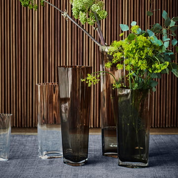 Die großen Collect Vase von &Tradition in smoke mit grünen Gräsern auf einem blauen Untergrund