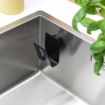 Der Magnetische Schwammhalter von Happy Sinks lässt sich im Nu anbringen