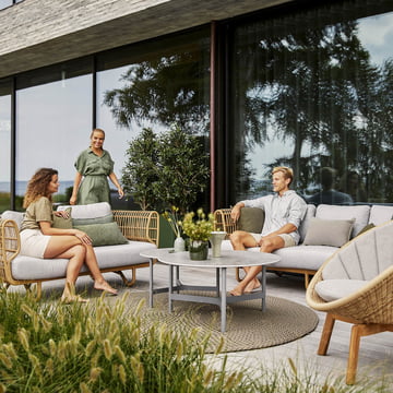 Die stilvollen und gemütlichen Nest Outdoor Möbel von Cane-line auf der Terrasse