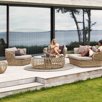 Die Basket Outdoor Sofas und Loungesessel von Cane-line auf der Terrasse