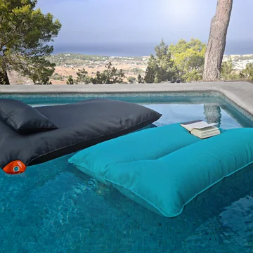 Der hochqualitative Pool Bull von Sitting Bull im Pool