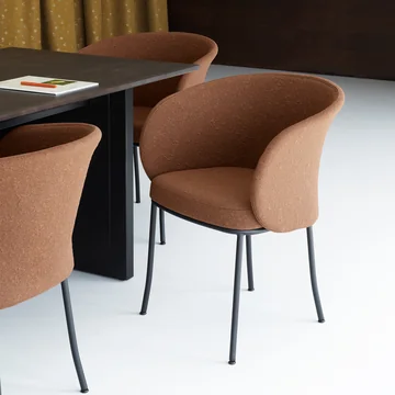 Normann Copenhagen - Knit Armlehnstuhl, schwarz / brandy