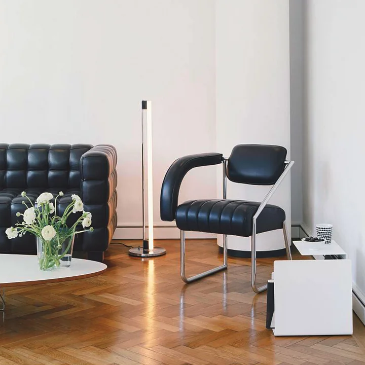 Schlanke Stableuchte im Wohnzimmer