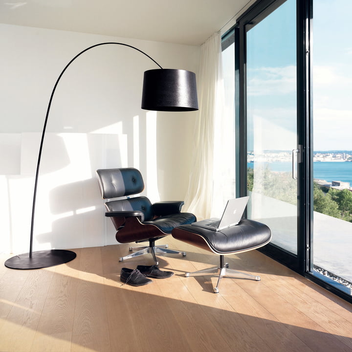 Twiggy Bogenleuchte von Foscarini mit Lounge Chair & Ottoman von Vitra