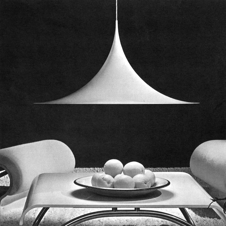 Semi Pendelleuchte von Gubi in Weiß über dem Couchtisch