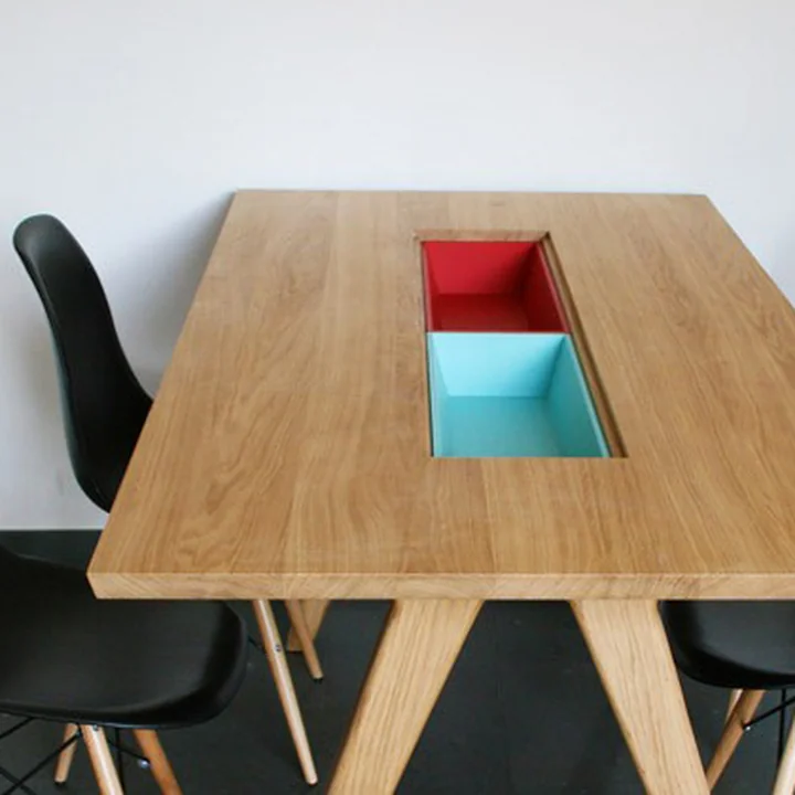 Der Remix Collection Dining Table von The Hansen Family mit bunten Fächern in der Mitte