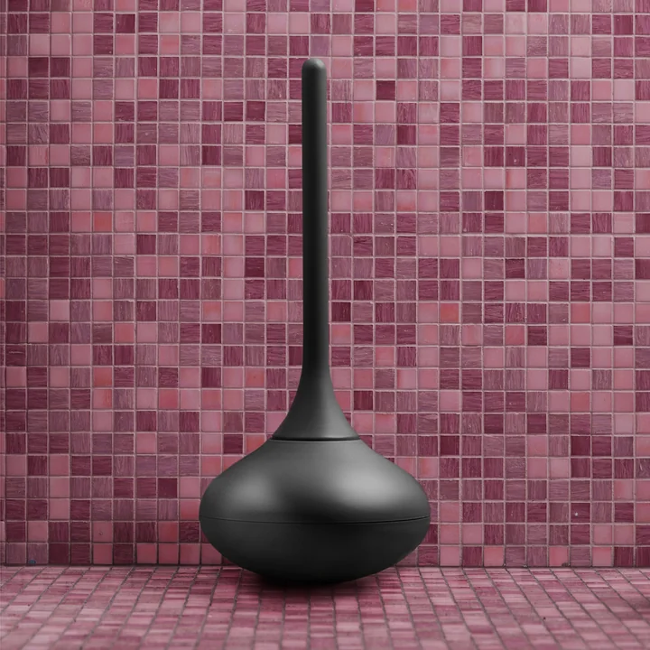 Die Ballo Toilettenbürste von Normann Copenhagen in schwarz vor rosa Fliesen