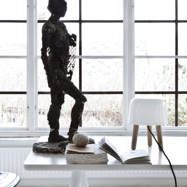 Milk Tischleuchte von &tradition mit schwarzem Kabel und Eichenholz Füßen