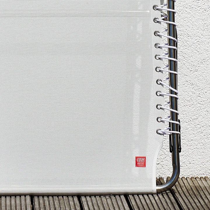 Amigo XXL Dreibeinliege von Fiam in weiß, Detailaufnahme Fußende mit Logo