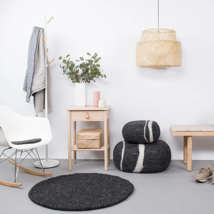 Hugo Teppich Rund von myfelt vor dem Sofa
