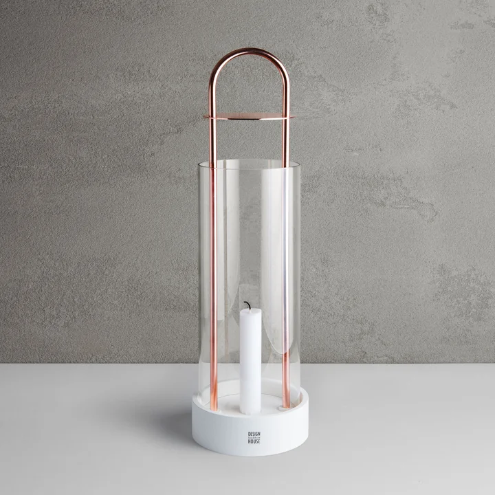 Das Lotus Windlicht von Design House Stockholm schützt brennende Kerzen