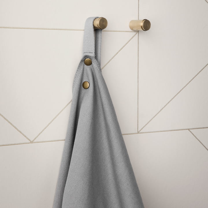 Küchenschürze Apron mit den Messing Wandhaken von ferm Living