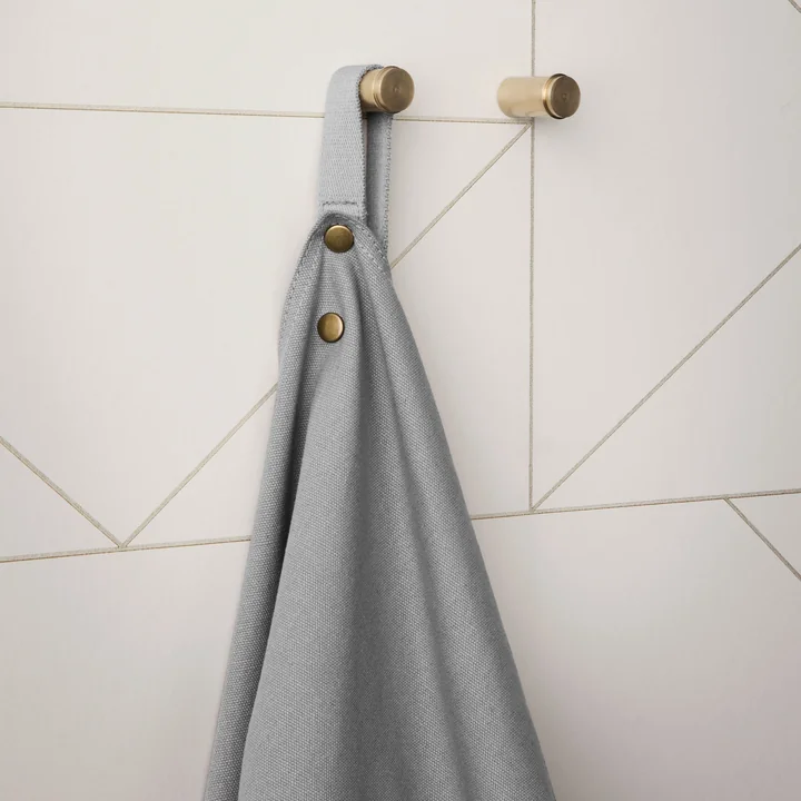 Küchenschürze Apron mit den Messing Wandhaken von Ferm Living