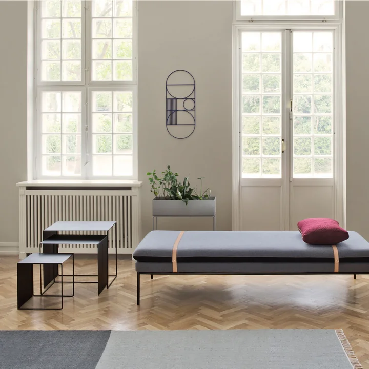Kelim Rug Section von Ferm Living mit der Outline Wanddekoration und den Cluster Tables