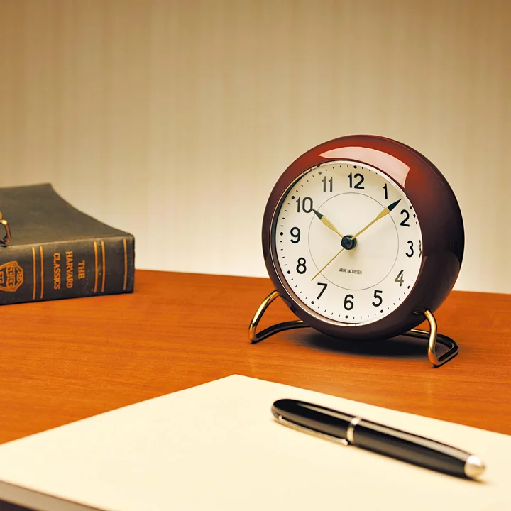 AJ Station Wecker von Rosendahl auf dem Schreibtisch