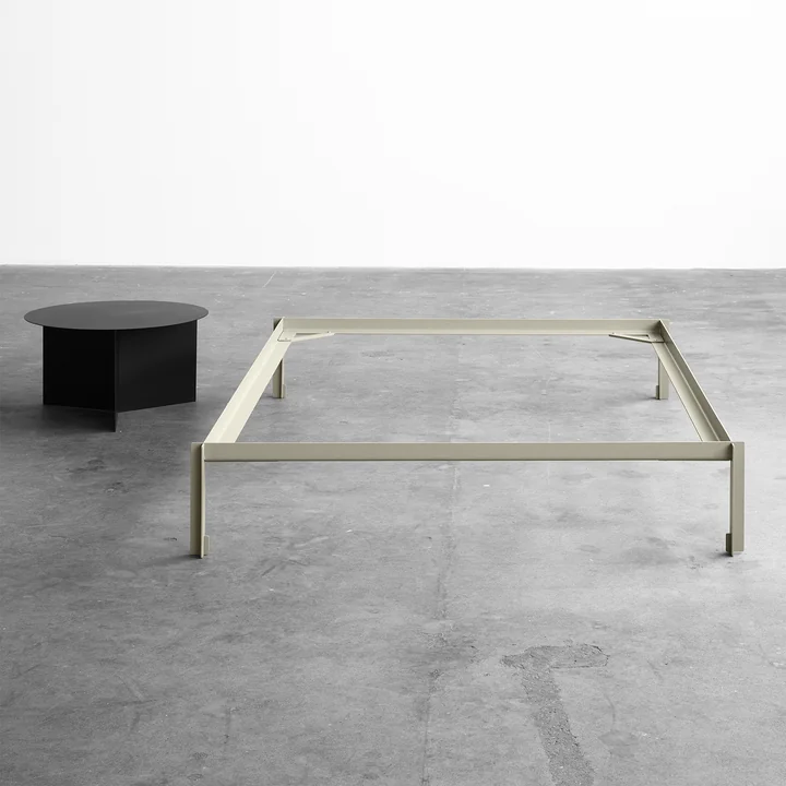 Connect Bett von Leif Jørgensen für HAY und der Slit Table Round