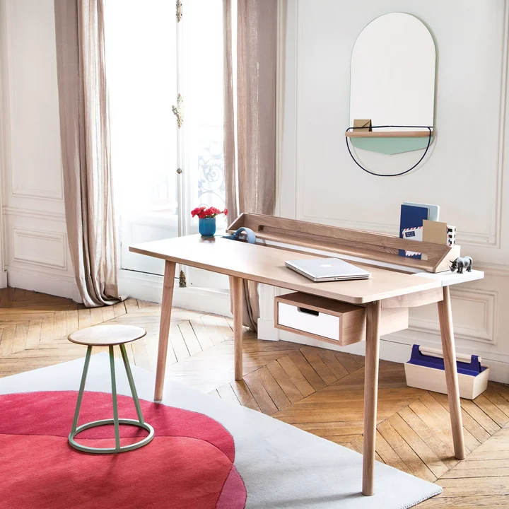 Funktionaler und schlichter Arbeitspatz mit Farbklecksen