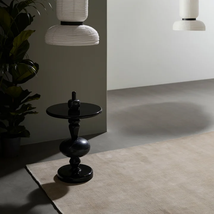 Der &Tradition Moor Rug Teppich die Formakami Leuchte und der Shuffle Table