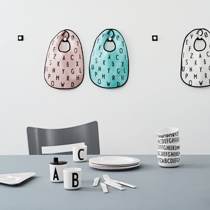 Kindergeschirr und Spielsachen mit ABC