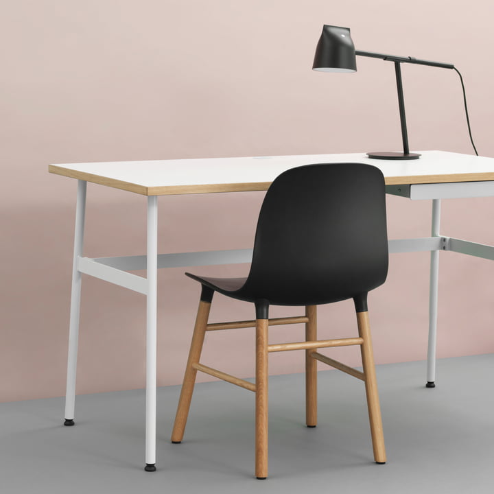 Journal Desk, Momento Tischleuchte und Form Chair