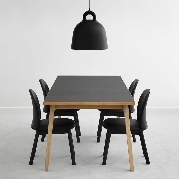 Ace Chair Leder und Slice Table Linoleum mit Bell Pendelleuchte