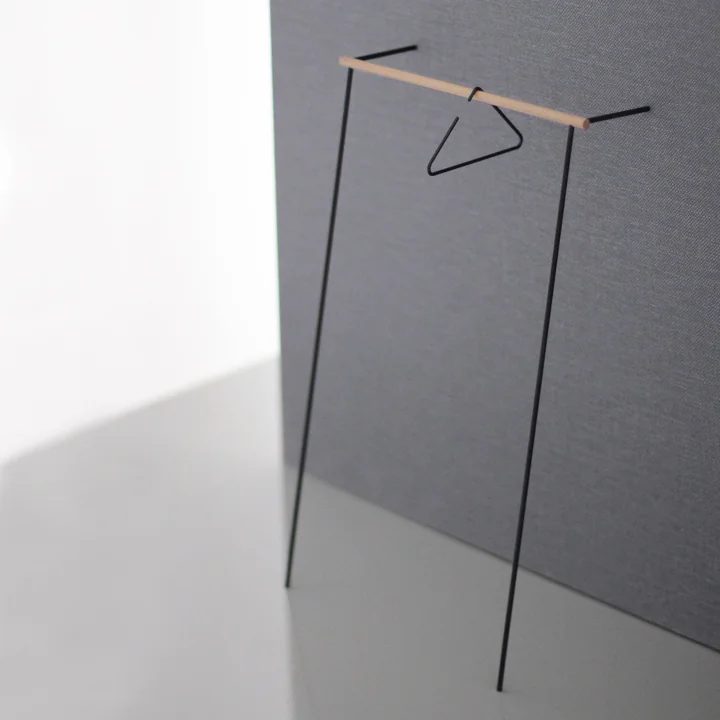Leanon Garderobe und Triangle Kleiderbügel von Roomsafari