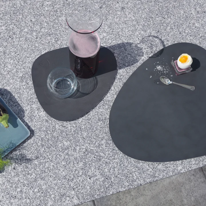 Graues Table Mat von Lind DNA in Klein und Groß